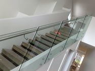 Glasberg-Klammer für Edelstahl-Treppenhaus-Geländer mit Glas